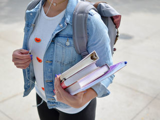 Junge Frau mit Schulbüchern